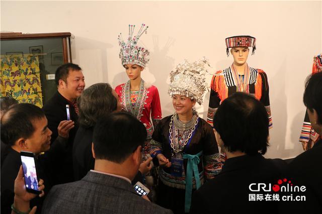 中越民族文化交流活動藝術作品展在河內開幕